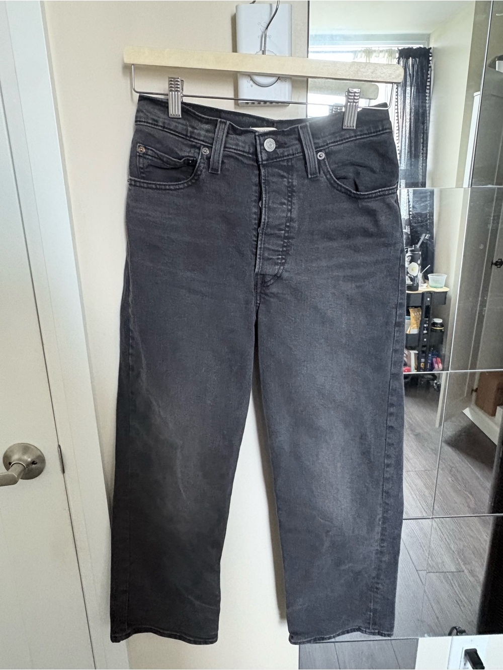 Levi's Women's Cropped Straight-Leg Jeans in Washed Black